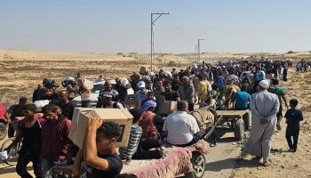 نازحون فلسطينيون يسيرون على طريق لاستلام مساعدات إنسانية من مؤسسة تدعمها أمريكا 