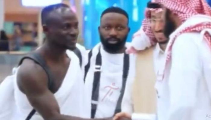 ساديو ماني بملابس الإحرام
