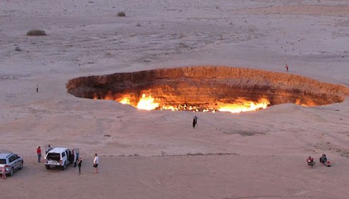 بوابة الجحيم هي حفرة عميقة تقع في صحراء كاراكوم