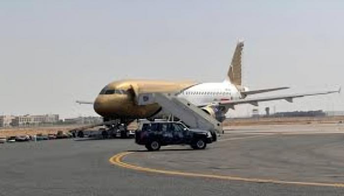 هبوط طائرة بمطار الكويت