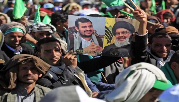 عناصر من مليشيات الحوثي يحملون صور حسن نصرالله وعبدالملك الحوثي- أرشيفية