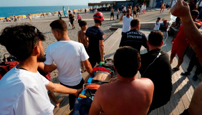 شاب سوري يتعرض لإصابة قاتلة بعد قفزة استعراضية في أنطاليا