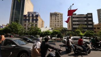 إيرانيون يعاينون أضرارا في مبنى بطهران جراء الغارات الإسرائيلية