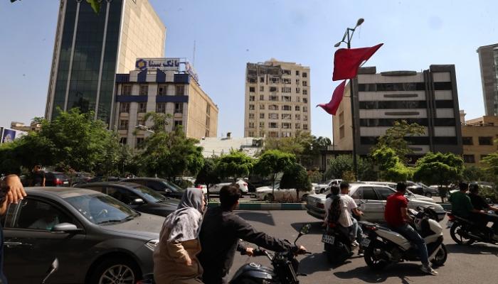 إيرانيون يعاينون أضرارا في مبنى بطهران جراء الغارات الإسرائيلية