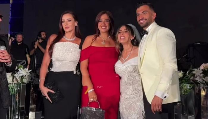ياسمين عبدالعزيز مع العروسين 
