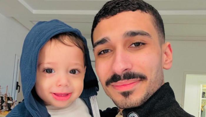 تاجر المجوهرات وطفله الصغير 