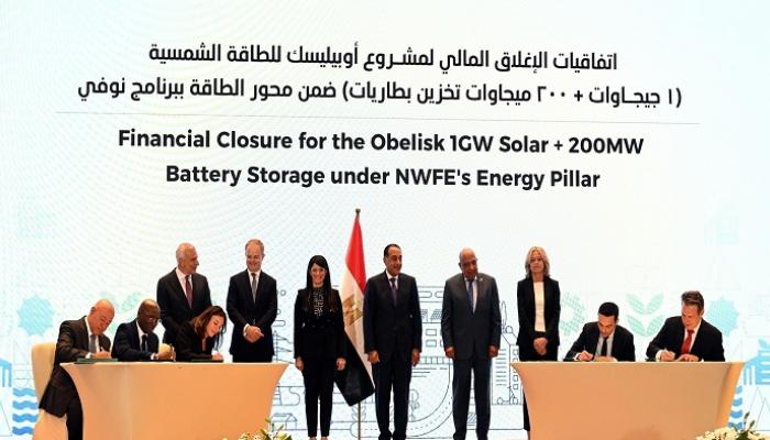 جانب من توقيع اتفاقية إغلاق مالي لمحطة طاقة شمسية مع سكاتك النرويجية
