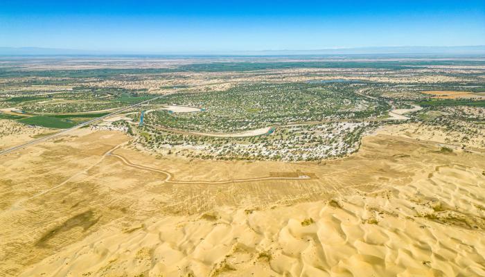 صحراء تاكلامكان تتحول إلى أرض زراعية