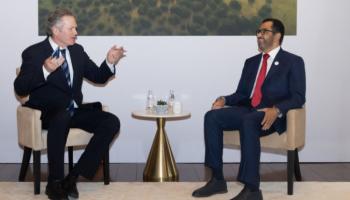 د. سلطان الجابر وحاكم ألاسكا خلال لقاء في واشنطن