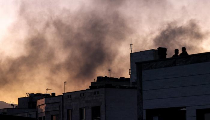 الدخان يتصاعد من إحدى المباني في طهران عقب غارة إسرائيلية