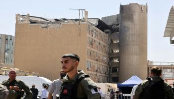 جنود إسرائيليون يقفون خارج مستشفى سوروكا في مدينة بئر السبع الجنوبية