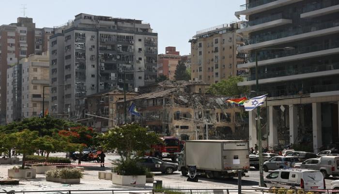 فرق طوارئ إسرائيلية تعمل في موقع هجوم صاروخي إيراني في رامات جان