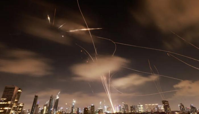 أضواء في السماء مع اعتراض صواريخ إيرانية
