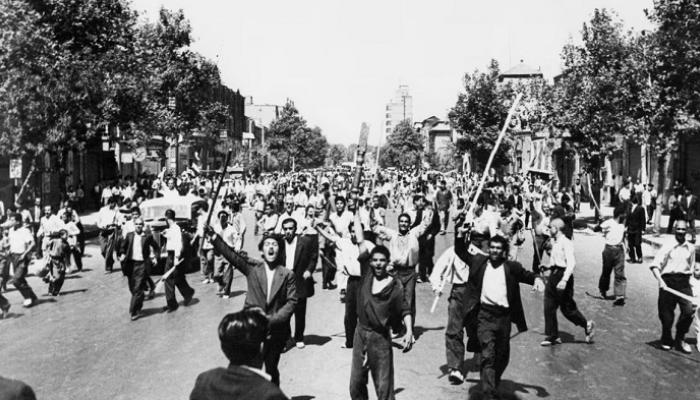 متظاهرون مؤيدون للنظام الملكي في شوارع طهران 1953