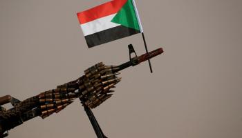 علم السودان على فوهة سلاح