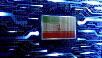 علم إيران وفي الخلفية خوارزميات تكنولوجيا الإنترنت - تعبيرية