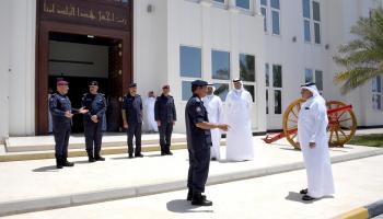 ولي عهد البحرين خلال زيارة قيادة قوة الأمن الخاصة 