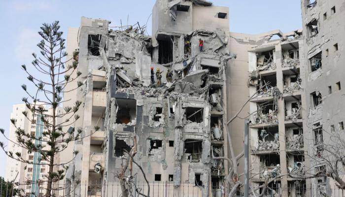 أضرار لحقت بمبنى في إسرائيل جراء هجوم صاروخي إيراني