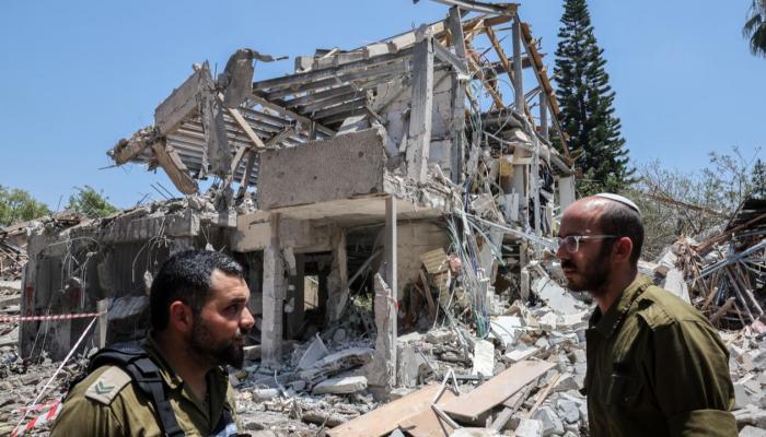 أضرار لحقت بمبنى في تل أبيب جراء الصواريخ الإيرانية