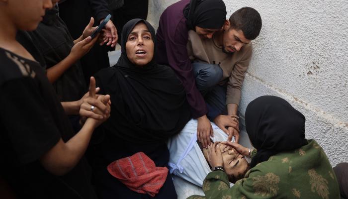 نساء فلسطينيات يبكين مقتل أحد أقربائهن