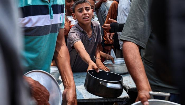 طفل فلسطيني من غزة يطلب الحصول على طعام