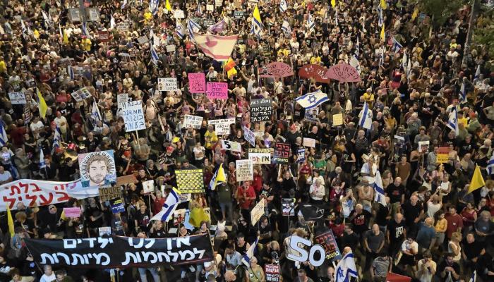 المظاهرات الحاشدة تعود إلى تل أبيب للمطالبة باتفاق في غزة