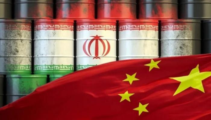 علم الصين وبراميل نفط خام تحمل علم إيران - تعبيرية