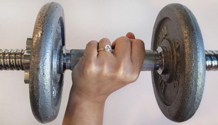 أسباب تجبرك على خلع دبلة الزواج قبل التمارين