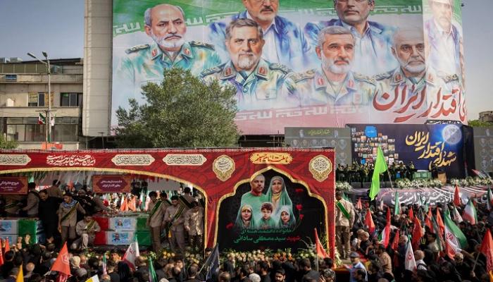 مشيعون يشاركون في مراسم جنازة الجنرالات والعلماء النوويين الإيرانيين