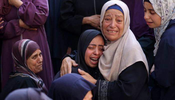 نساء فلسطينيات يبكين مقتل أحد أقربائهن