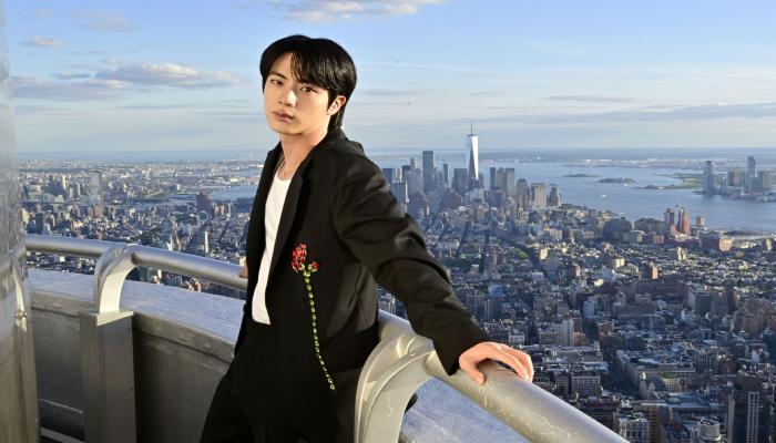 أعضاء BTS يحضرون حفل جين المنفرد في Goyang