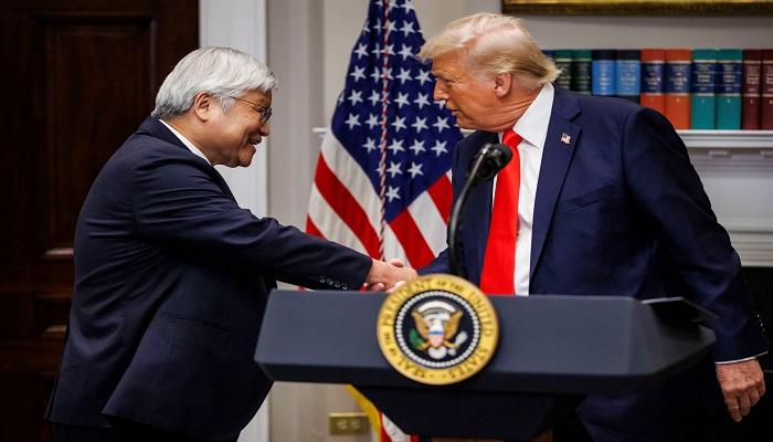 الرئيس الأمريكي دونالد ترامب والرئيس التنفيذي لشركة تي إس إم سي