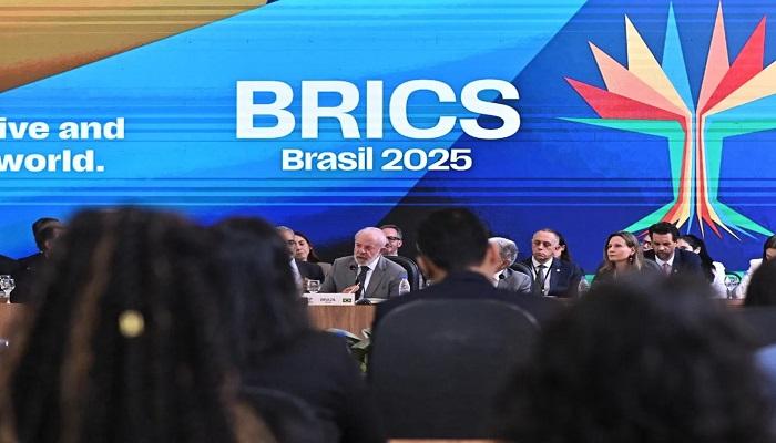 الرئيس البرازيلي لولا دا سيلفا وشعار قمة بريكس 2025
