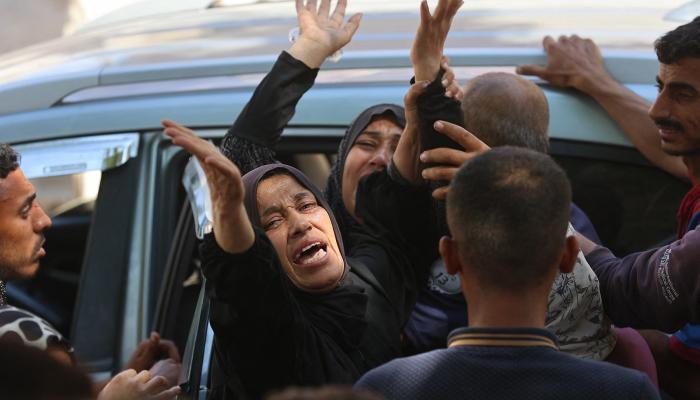 رد فعل امرأة فلسطينية على مقتل أقربائهافي غارة إسرائيلية 