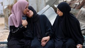 رد فعل امرأة فلسطينية على مقتل أقربائهافي غارة إسرائيلية 