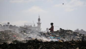 طفل فلسطيني ينقب في مكب نفايات بمخيم البريج وسط غزة