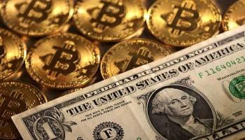 الدولار الأمريكي وعملة بيتكوين 