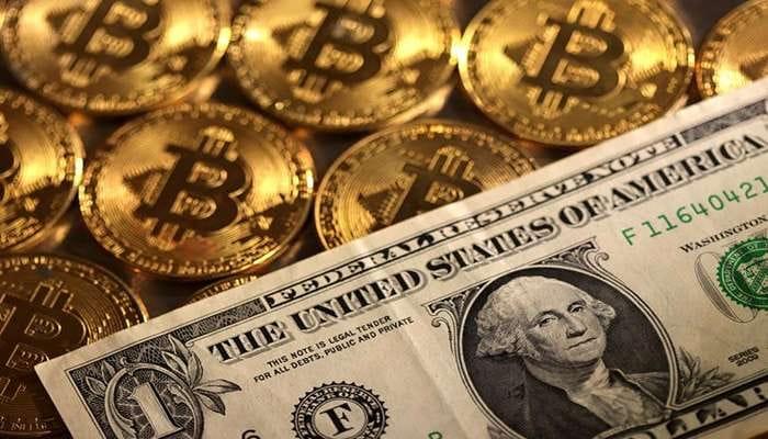 الدولار الأمريكي وعملة بيتكوين 