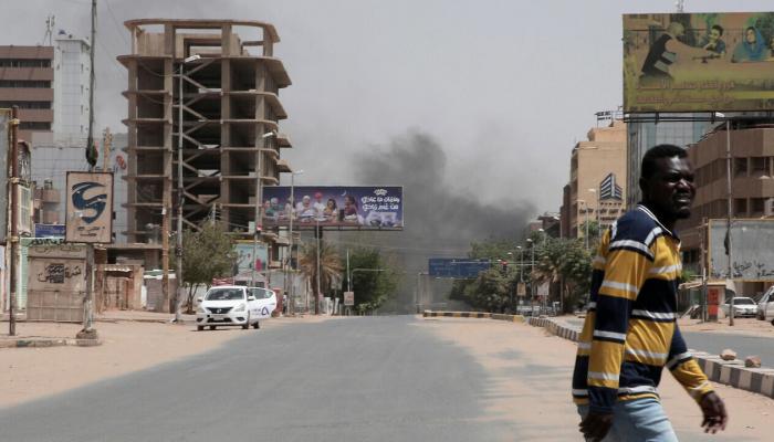 الدخان يتصاعد في أحد شوارع الخرطوم