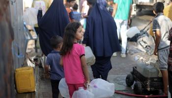 فلسطينيون في غزة يبحثون عن الماء - أ.ف.ب