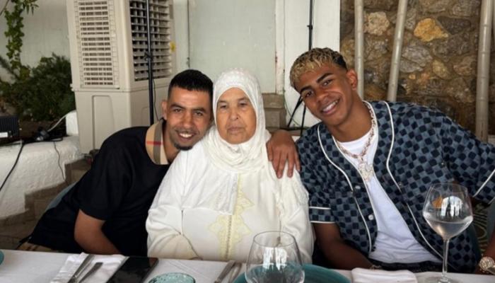 لامين يامال في عيد ميلاده رفقة عائلته