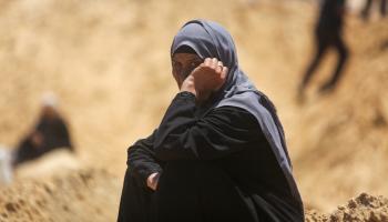 نازحة فلسطينية وسط الخيام المدمرة في خان يونس