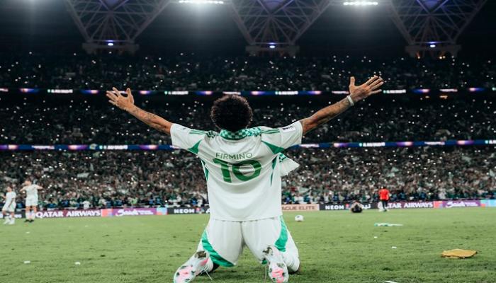 روبرتو فيرمينو بقميص الأهلي السعودي