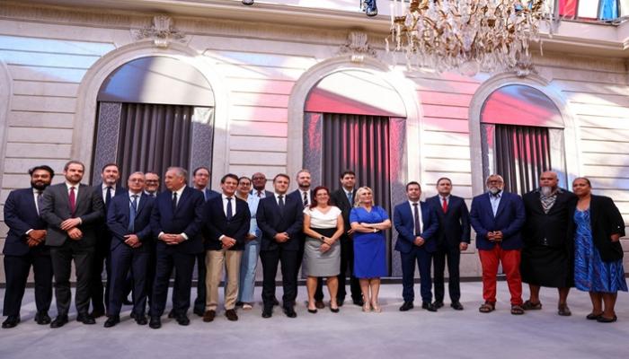ماكرون مع المسؤولين المنتخبين وممثلي كاليدونيا الجديدة في الإليزيه
