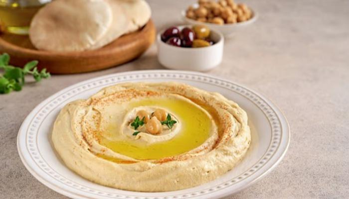 خبير تغذية يكشف الطرق "الخاطئة" التي يتم تناول طبق الحمص الشهير بها