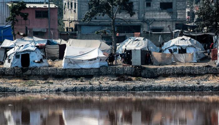 مخيمات للنازحين قرب بركة لتجميع مياه الصرف الصحي في غزة