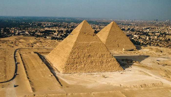 حقيقة أعمال الحفر بجوار الأهرامات في مصر