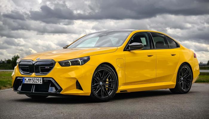 سيارة BMW M5