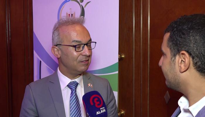 البروفيسور صامويل جودفرو رئيس الاتحاد الدولي لعلوم وتكنولوجيا الأغذية مع العين 
