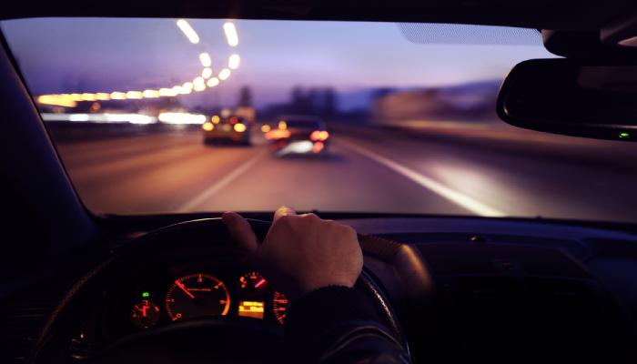 تفاصيل واقعة أم تقود وأطفالها على السيارة